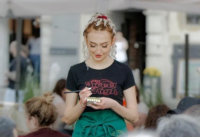 waitress, make up, dining, restaurant worker, order, restaurant, urban, city, woman, waitress, waitress, waitress, waitress, waitress. Så inför du rutiner för order till kassa